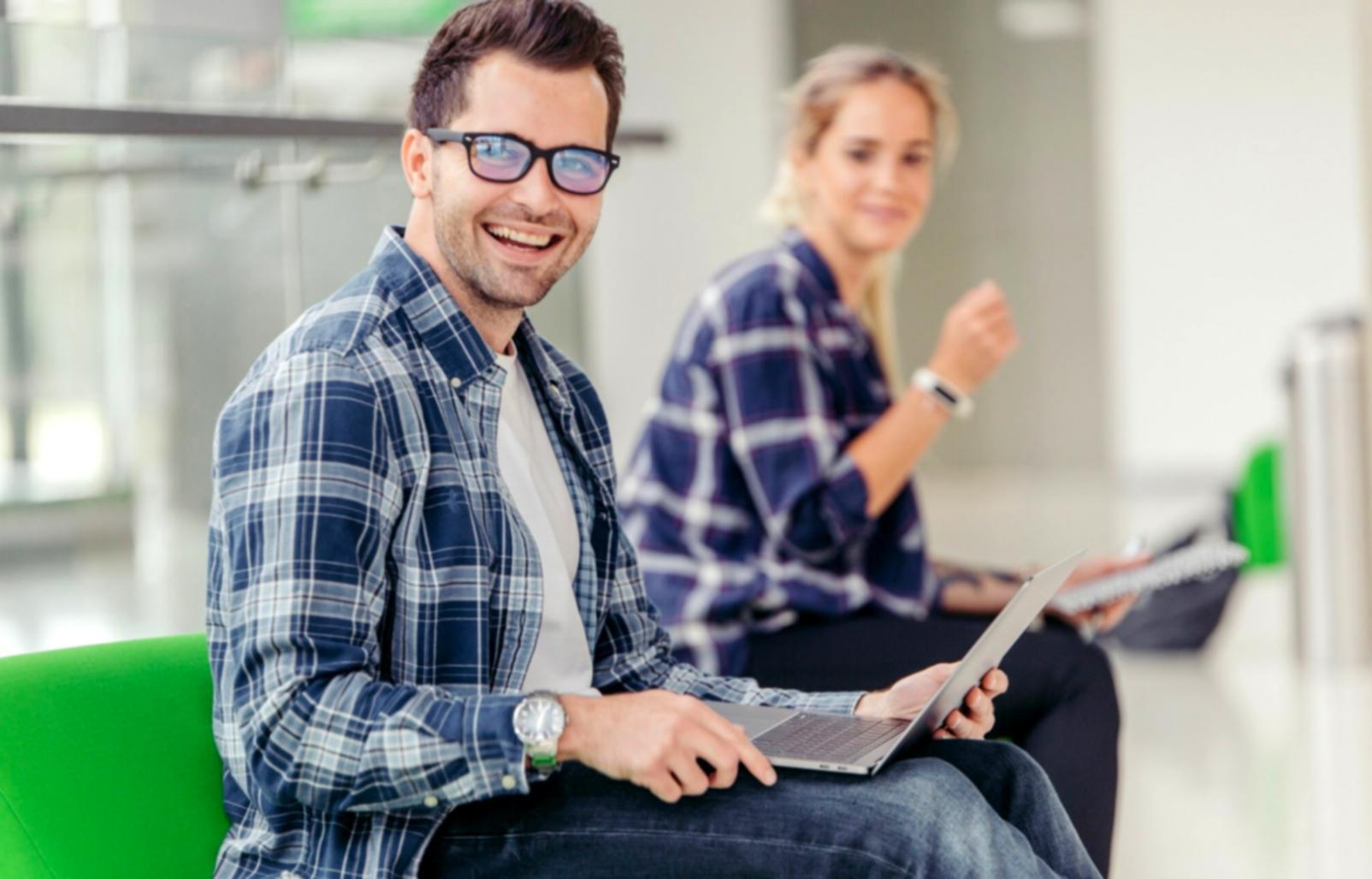 Teilnehmer arbeiten an praktischen Finanzanalysen und Geschäftsszenarien