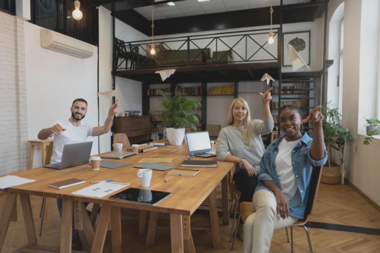 Geschäftsführer analysiert Finanzunterlagen